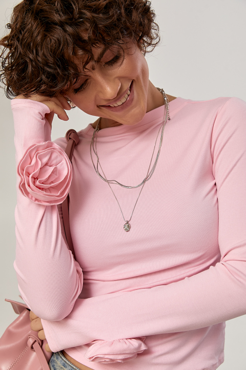 Однотонный лонг с розами на рукавах