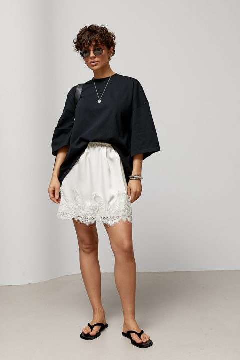 Атласна мініспідниця з мереживом