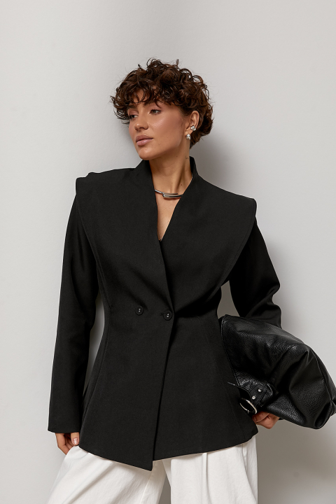 Двухбортный приталенный пиджак с акцентными плечами