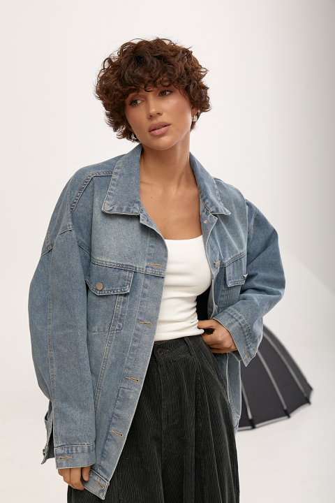 Джинсовая женская куртка свободного фасона