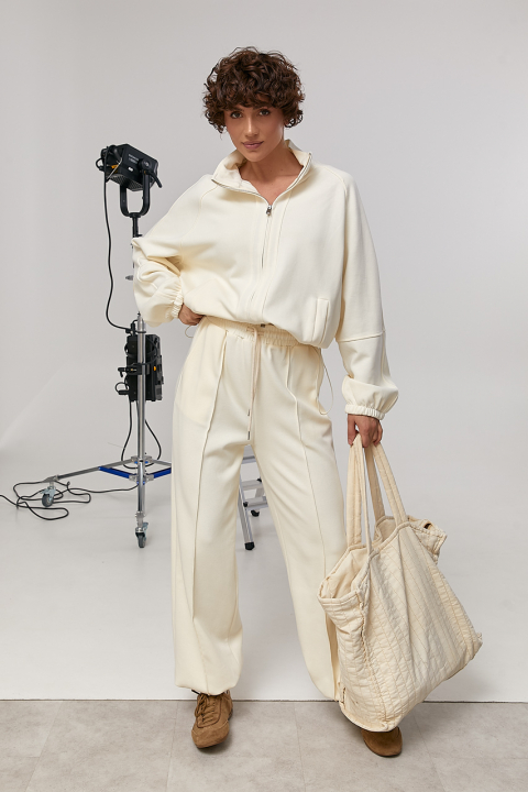 Свободный спортивный костюм с прямыми штанами и кофтой с рукавами-реглан