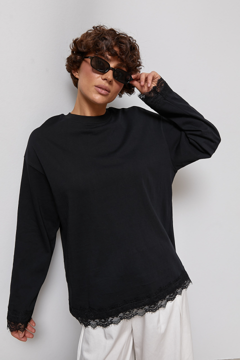 Оверсайз лонгслів з мереживними краями