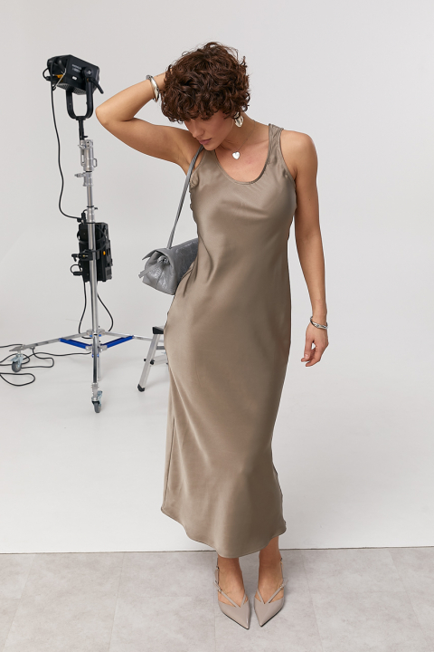 Однотонное сатиновое длинное платье