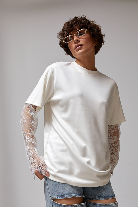 Трикотажний лонгслів з мереживними вставками на рукавах