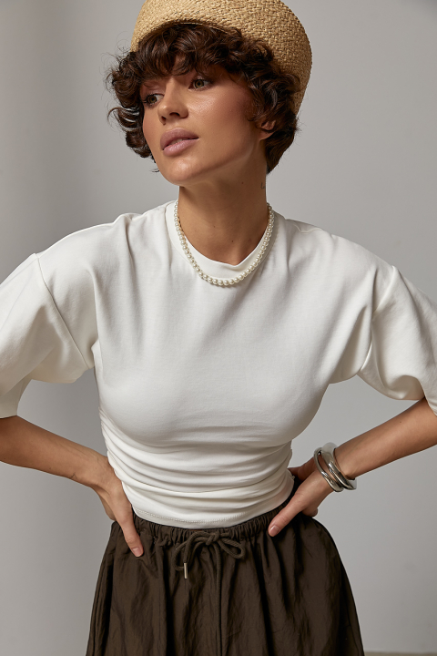 Короткая футболка с широкими плечами