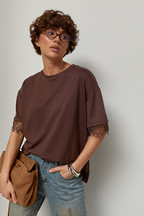 Свободная футболка с кружевной вставкой на спине