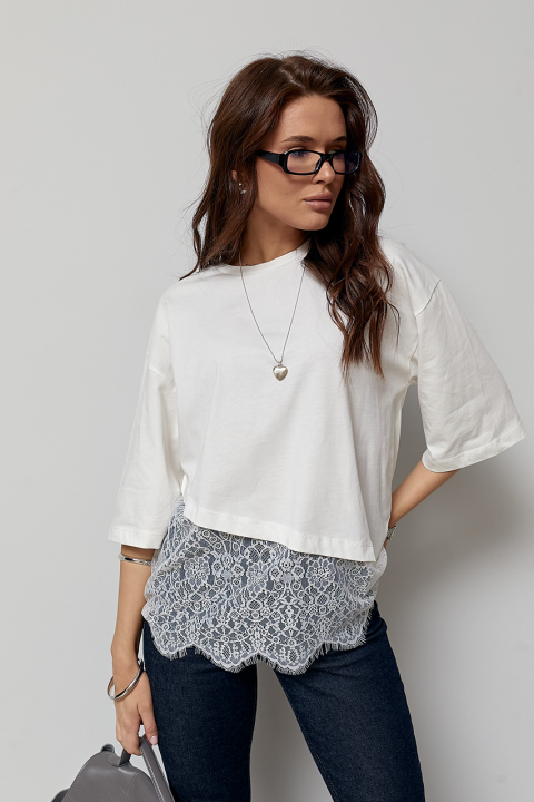 Однотонна футболка з мереживом