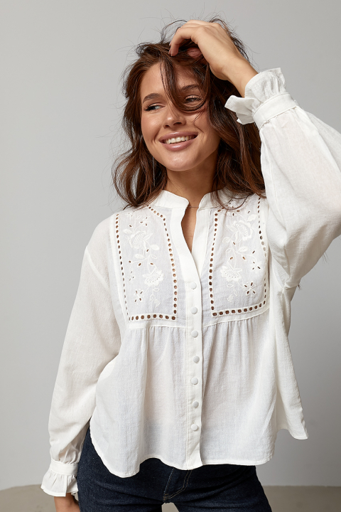 Однотонна блуза на ґудзиках з прошвою