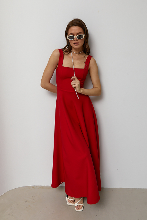 Длинное вечернее платье на широких бретелях