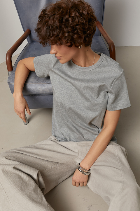 Однотонная футболка прямого фасона