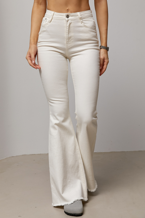 Однотонные джинсы-клеш с бахромой внизу