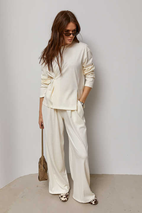 Свободный костюм с лонгом на пуговице и прямыми штанами