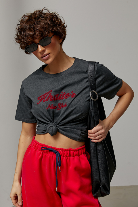 Однотонная трикотажная футболка с вышитой надписью