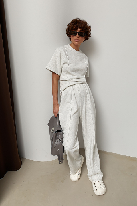 Трикотажний костюм із футболки та штанів з декоративними швами